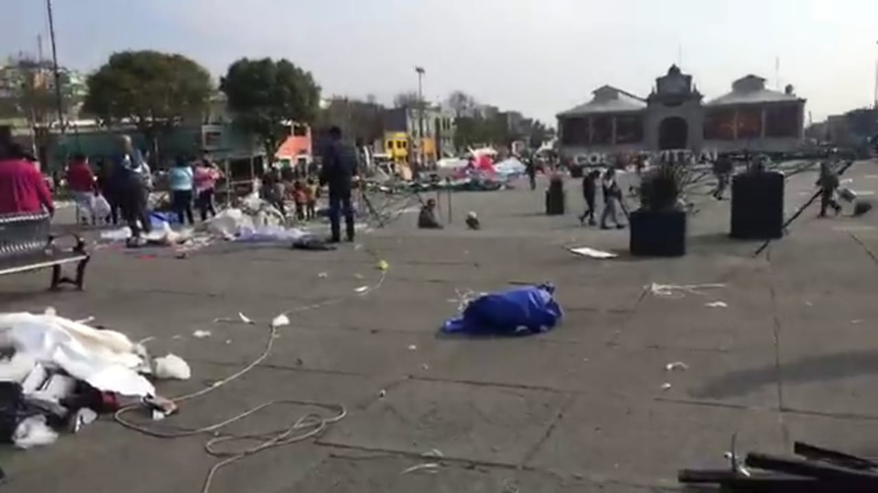 Desalojan a comerciantes de Plaza Ángela Maria Garibay Kintana en Toluca