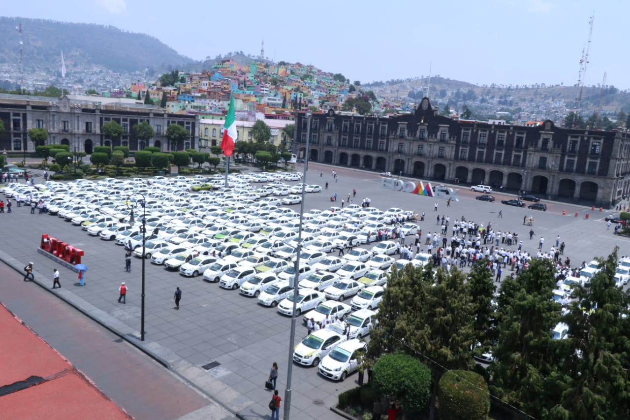 Exigen prohibir entrada a taxis for neos en Toluca 
