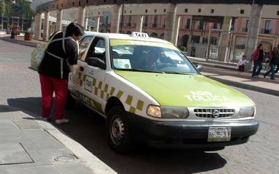 Compiten por pasaje taxis y plataformas digitales en temporada vacacional en Toluca