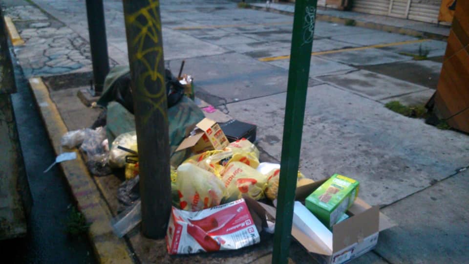 Calles de Toluca son invadidas diariamente por montones de basura