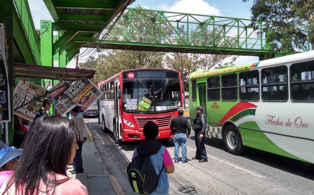 Camionero se brinca tope y lesiona pasajeros en Toluca