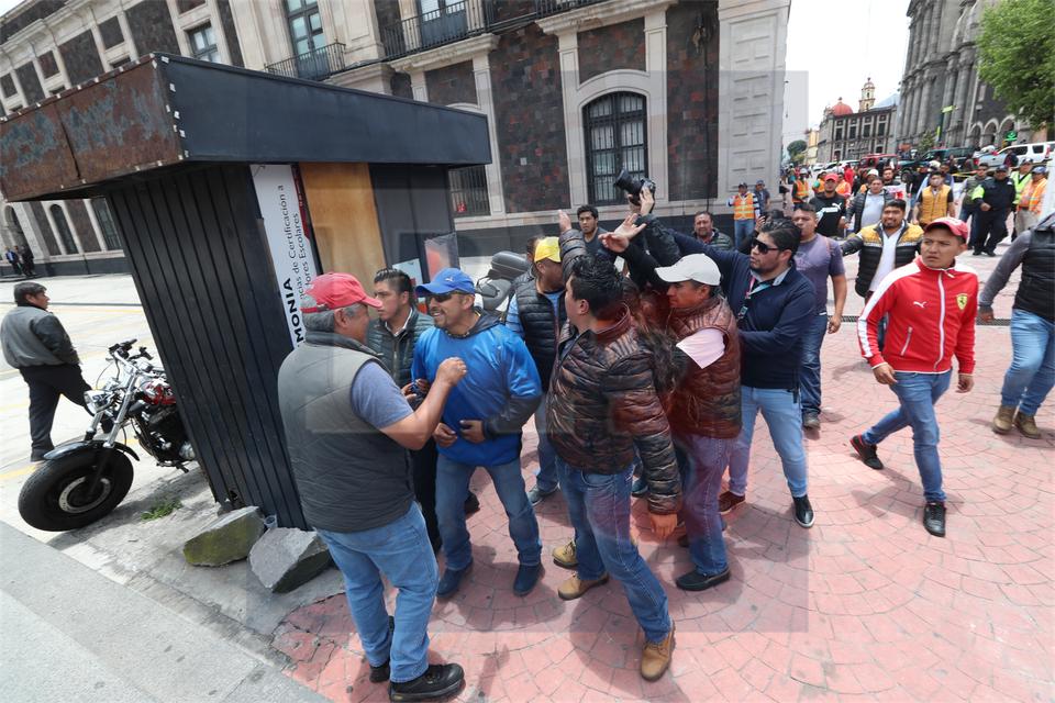 Gobierno de Toluca despide a inspectores que golpearon a fotógrafos de prensa