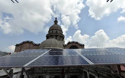 Instalan paneles solares en la Catedral de Toluca