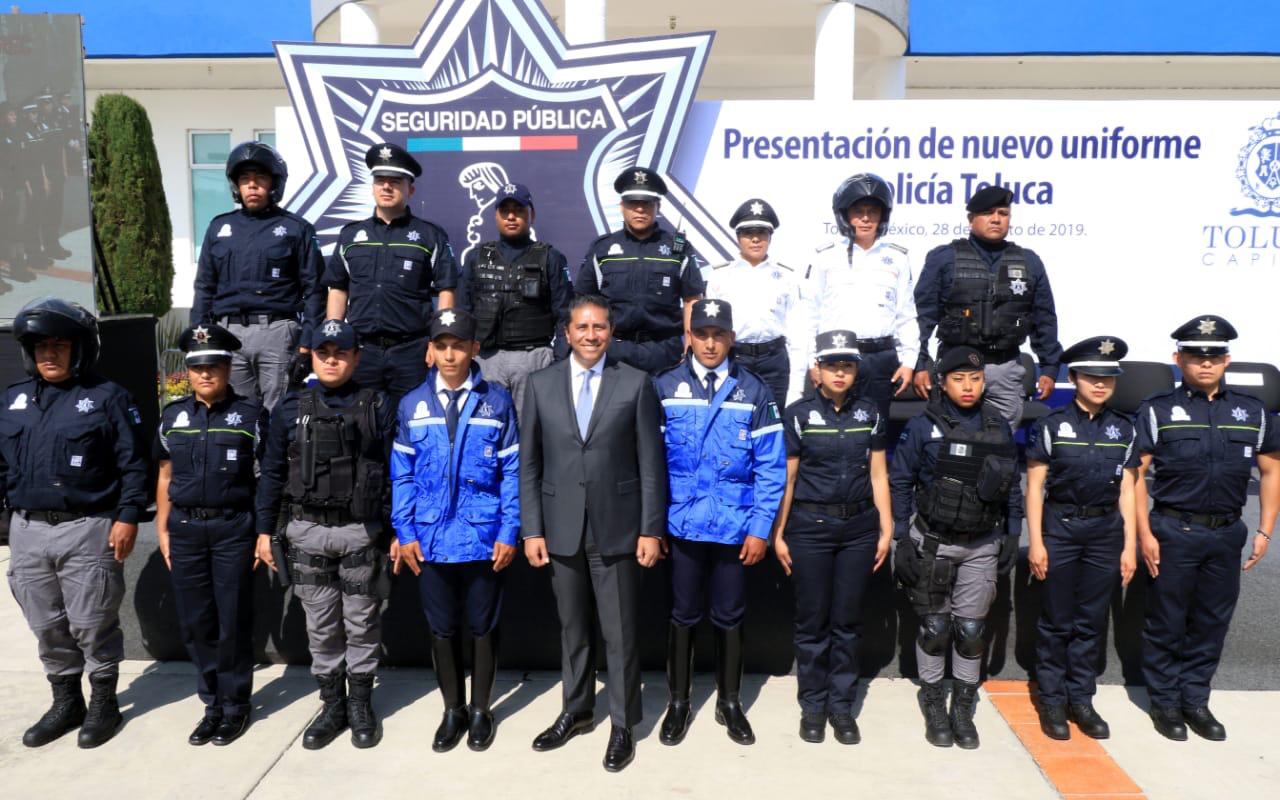 Entregan a policías de Toluca nuevos uniformes con código QR