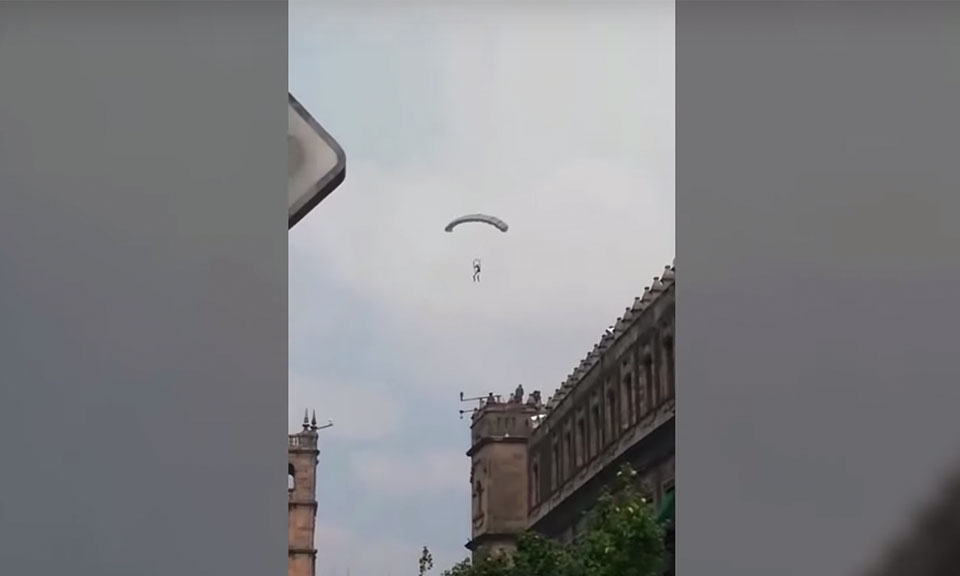 VIDEO - Paracaidista sufrió accidente durante desfile militar