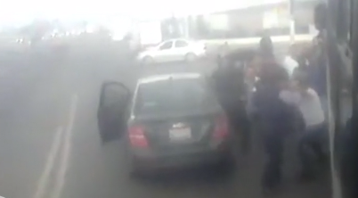 (Video) Chofer de camión y conductor se agarran a golpes en Plaza Santín Toluca