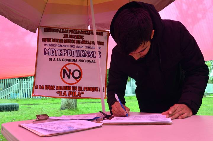 Vecinos de "la pilita", Metepec recolectan firmas para evitar base de la Guardia Nacional