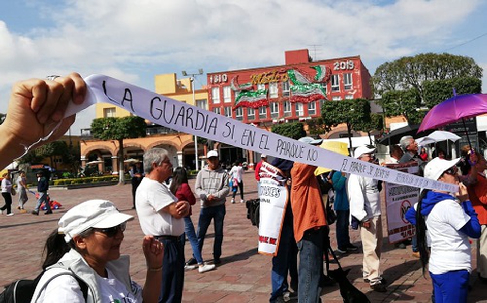 Manifestación dividida en centro de Metepec por base de Guardia Nacional en parque La Pila