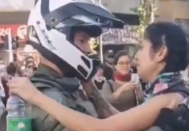 VIDEO Conmovedor abrazo de manifestante y carabinero en Chile