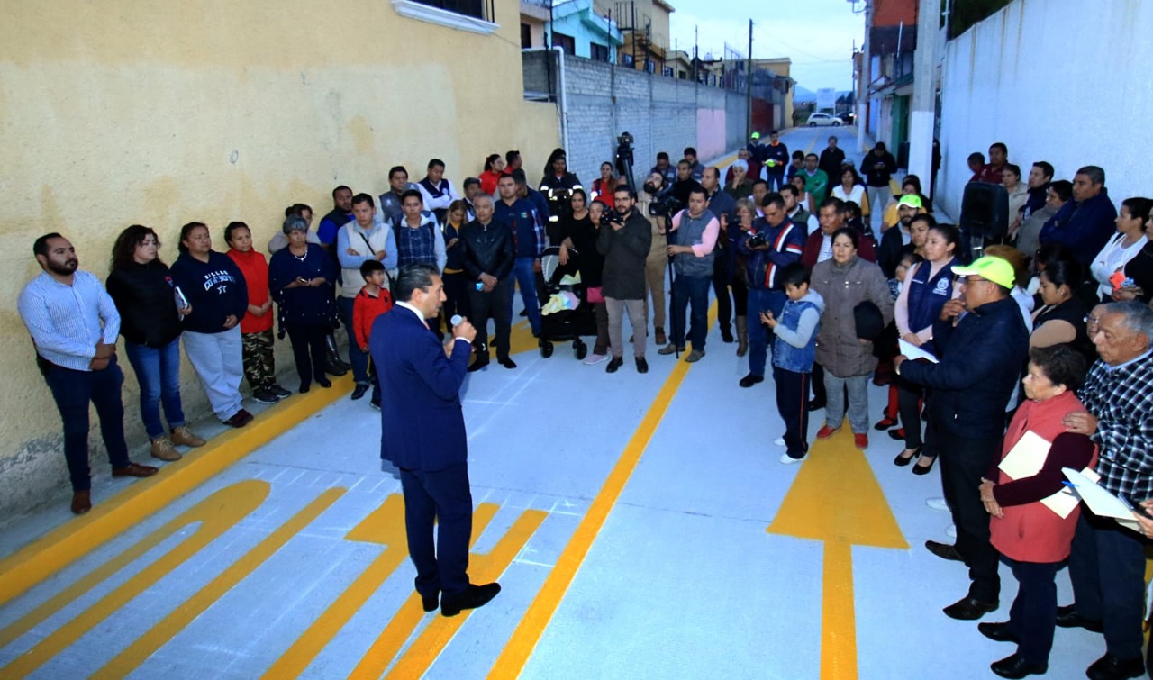 Alcalde municipal entrega calles rehabilitadas por el Ayuntamiento de Toluca