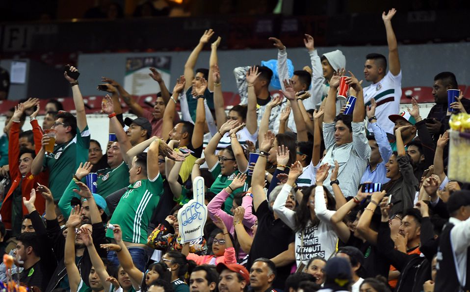 Retiran a 30 aficionados por grito homofóbico en el Estadio Azteca