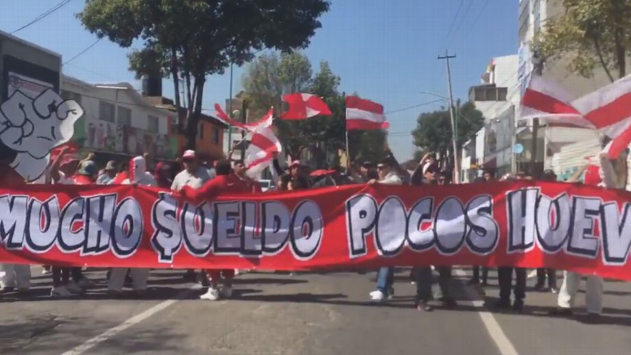 Dedican manta a jugadores del Toluca Fc tras pésimos resultados
