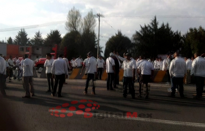 Taxistas de Xonacatlán se oponen a clausura de retorno vial