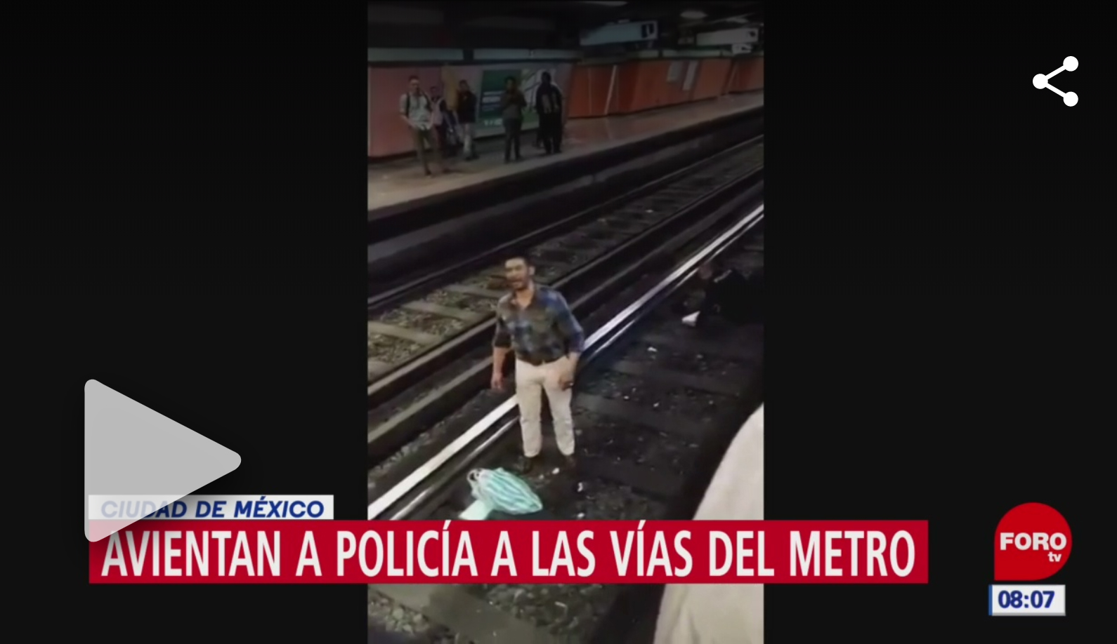 VIDEO||Borracho empuja a policía a vías del Metro CDMX