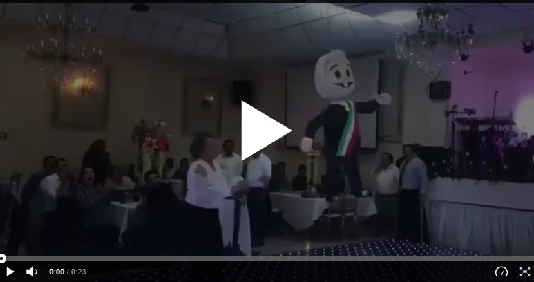 Video: Diputados del PRD rompen piñata de AMLO