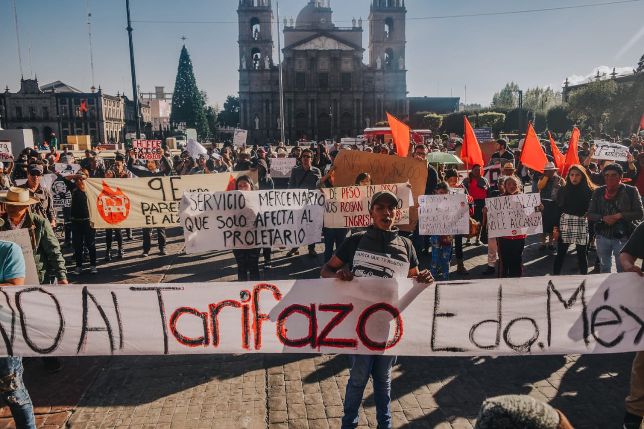 Se lleva a cabo la marcha "No al tarifazo" contra el aumento de pasaje en EdoMéx