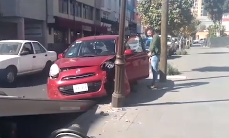 VIDEO: Auto tiró luminaria en centro de Toluca