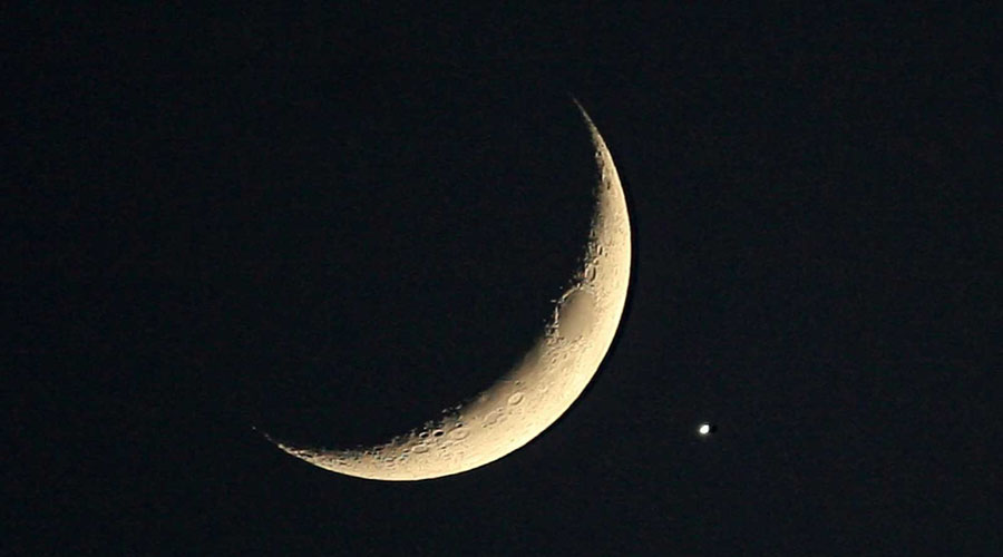 Ya se puede observar el «beso celestial» entre la Luna y Venus