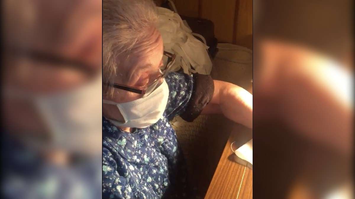 (VIDEO) Abuelita cose cubrebocas para donarlos al hospital