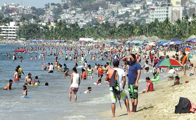 Siguen llegando turistas a playas de Acapulco