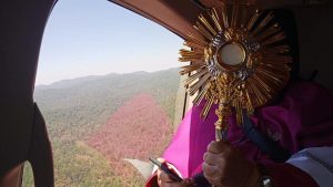 recorrido del Arzobispo de Toluca en helicóptero