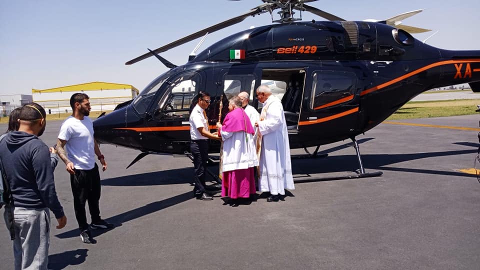 recorrido del Arzobispo de Toluca en helicóptero