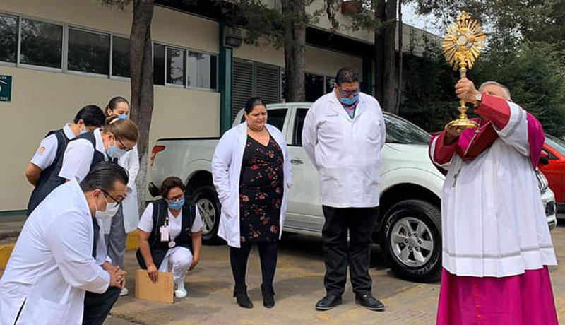 Arzobispo bendice hospitales de Toluca por COVID-19