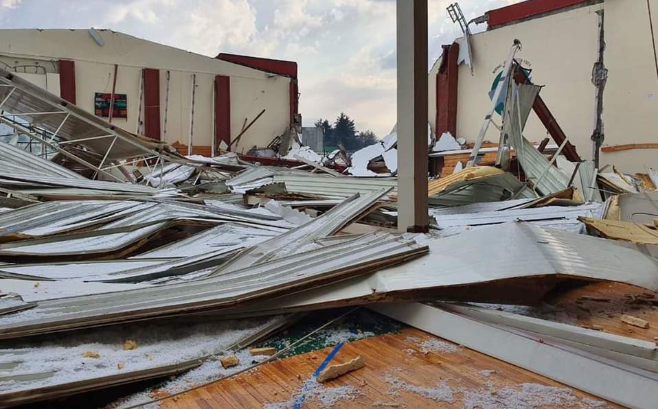 Fuerte granizada provoca derrumbe de un gimnasio en Toluca