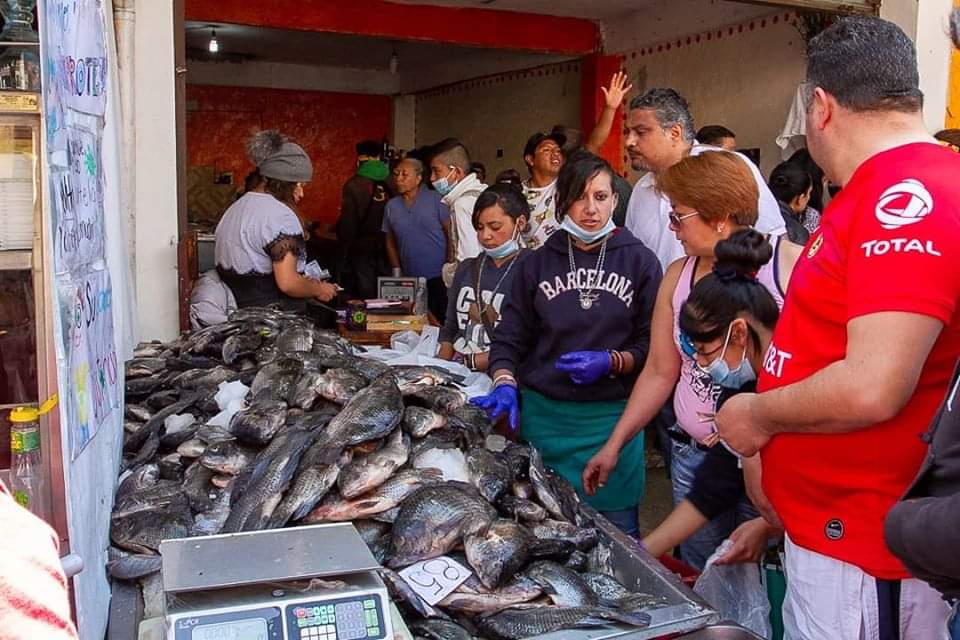 Les vale la Sana Distancia y acuden a San Luis Mextepec por pescado