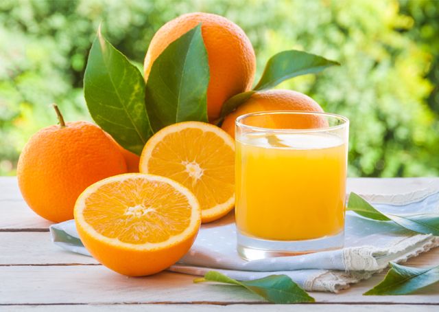 ¿Qué tan saludable es un jugo de naranja natural o procesado?