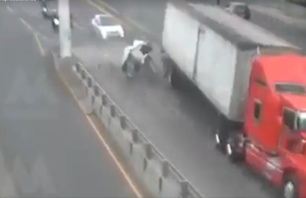 Auto y trailer sufren fuerte accidente vehicular || VIDEO