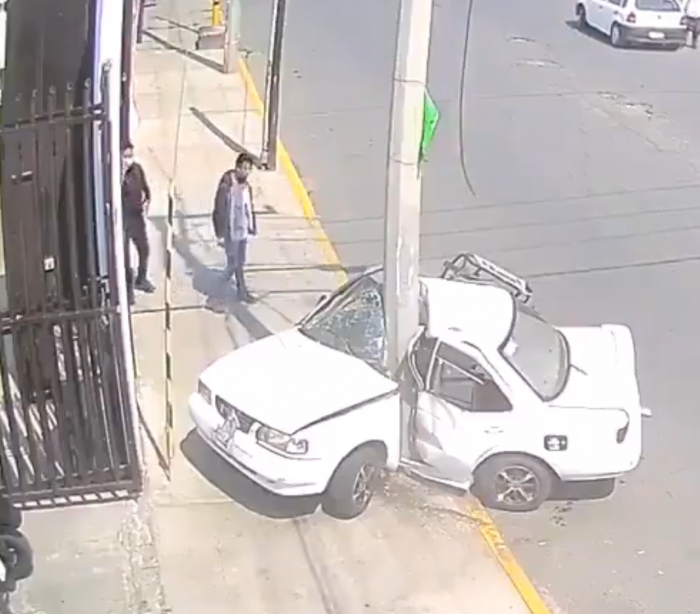 Automóvil sufre fuerte impacto contra poste || VIDEO
