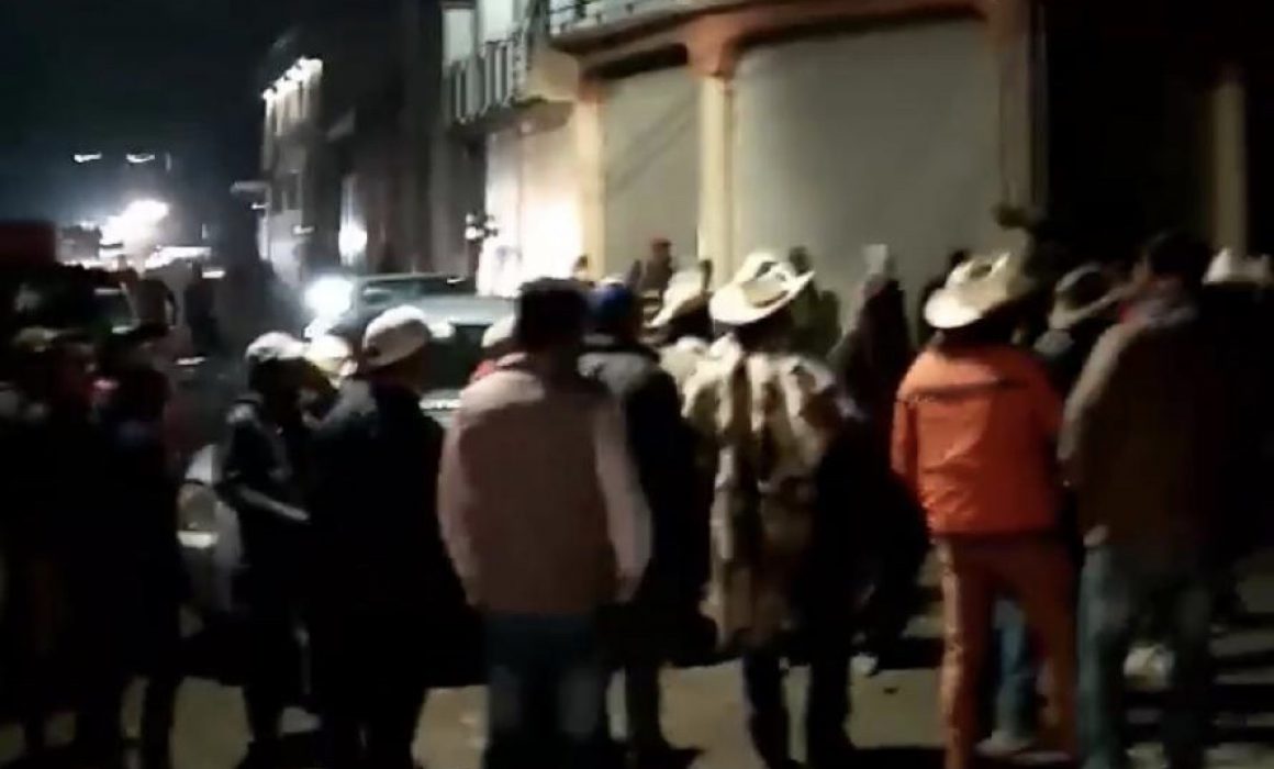(VIDEO) Pobladores del Edomex bloquean carreteras