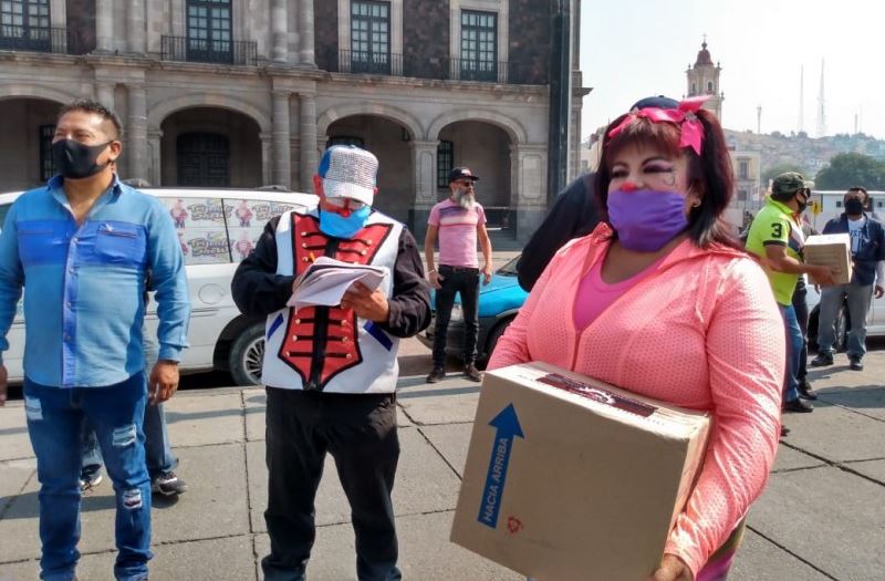 (VIDEO) Reparten despensas a payasos y músicos en Toluca
