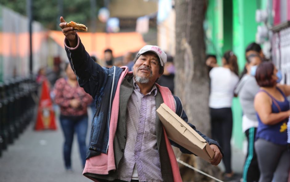 Restaurante regala pizzas a los más necesitados en Toluca