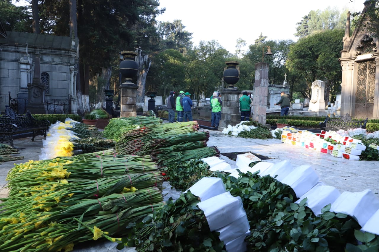 Toluca adornará todas las tumbas de los panteones delegacionales