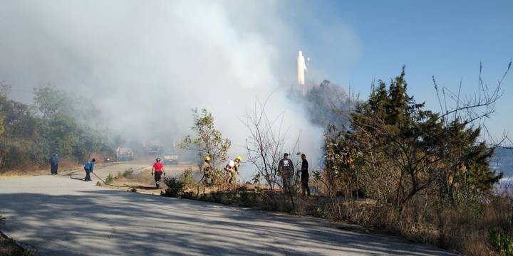 VIDEO || Fuerte incendio en cerro del Cristo Rey, Tenancingo.