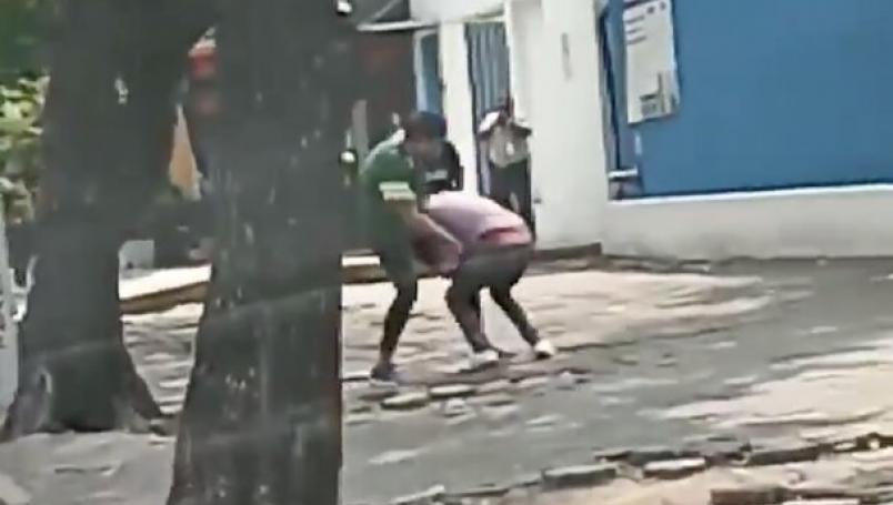VIDEO || Taxistas protagonizan fuerte pelea