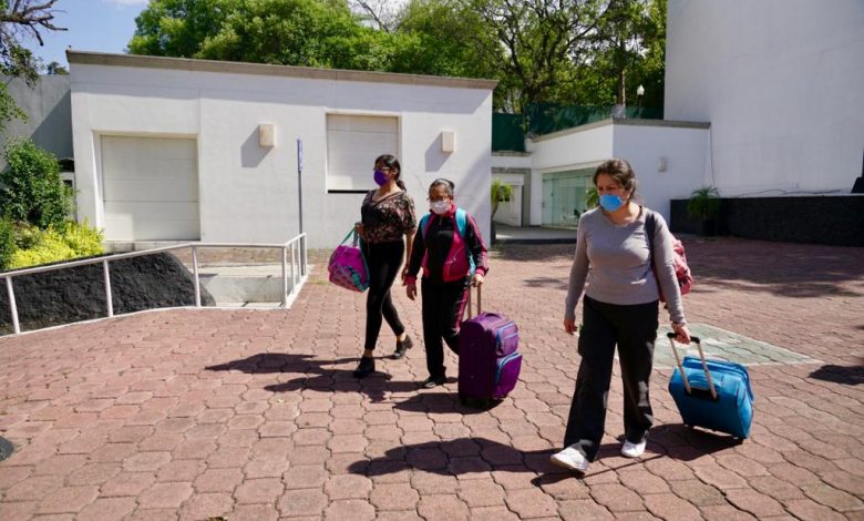 Médicos y enfermeras inician su hospedaje en Los Pinos.