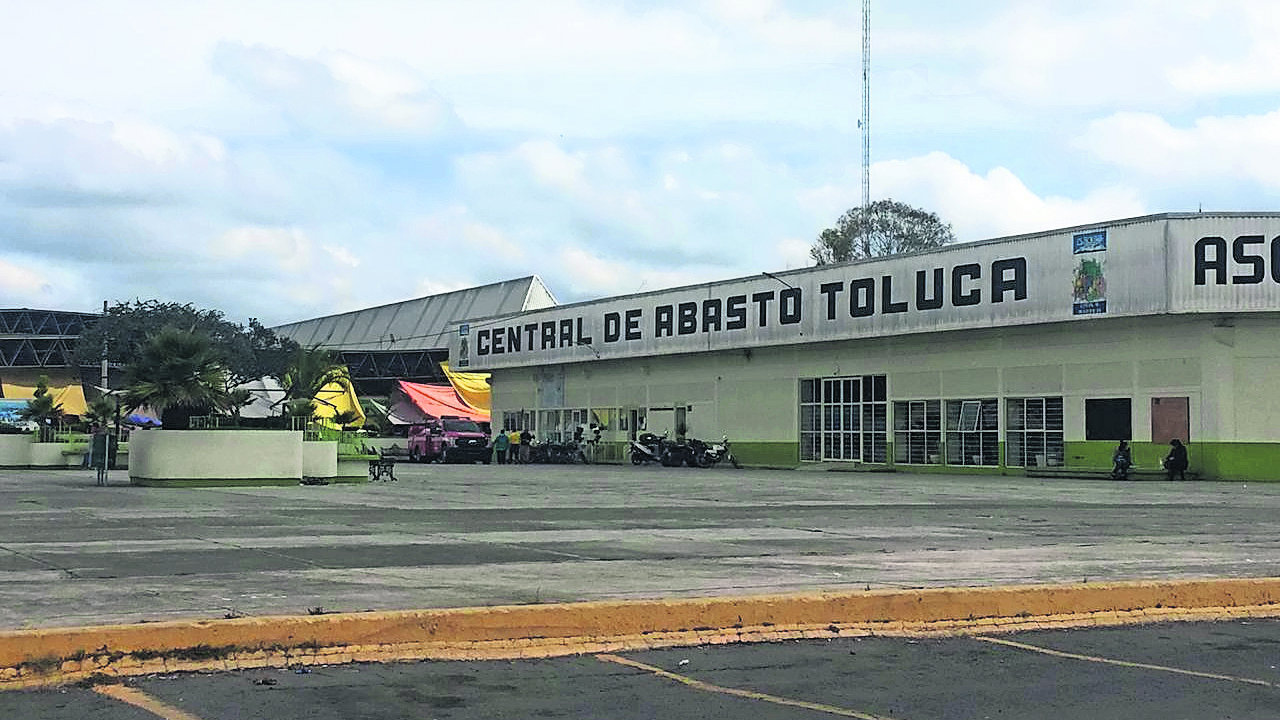 Piden intervención de autoridades para mediar el cobro de entrada a Central de Abastos de Toluca.