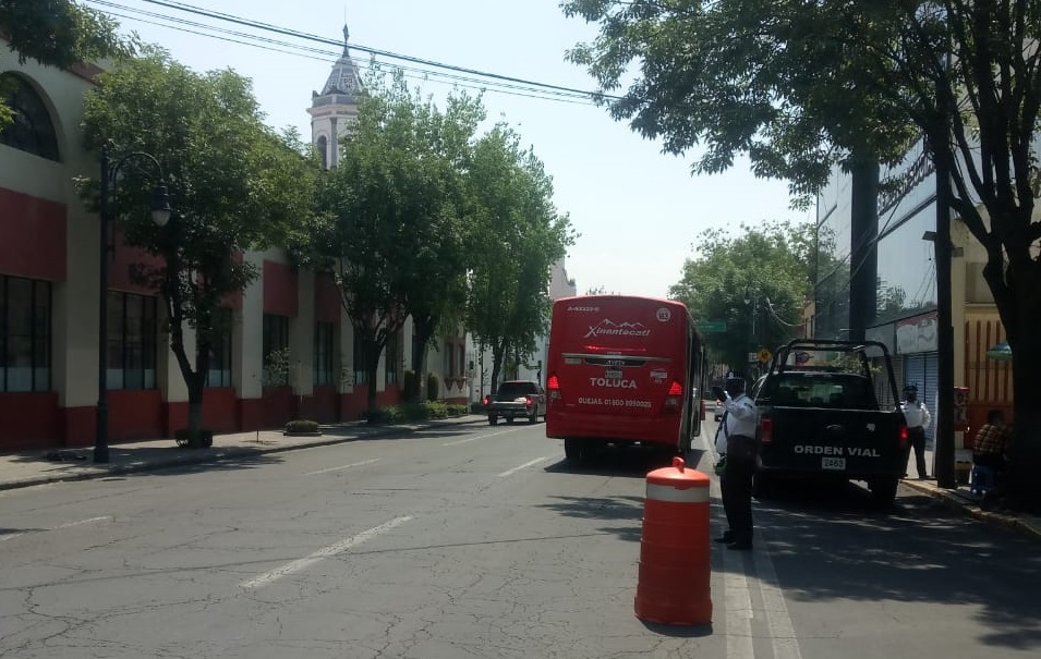 Aplica Toluca infracciones a transporte público por no respetar carril de confinamiento