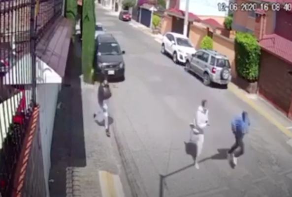 (VIDEO) Asaltan a hombre en calles de Toluca