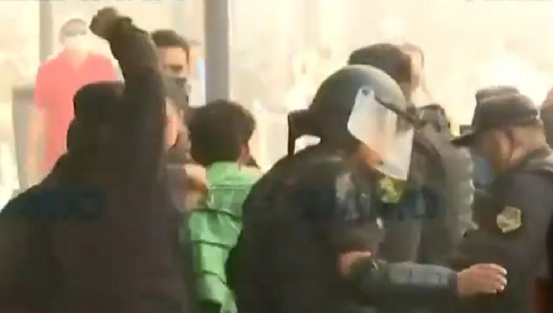 VIDEO || Policía noquea abruptamente a un manifestante en Guadalajara