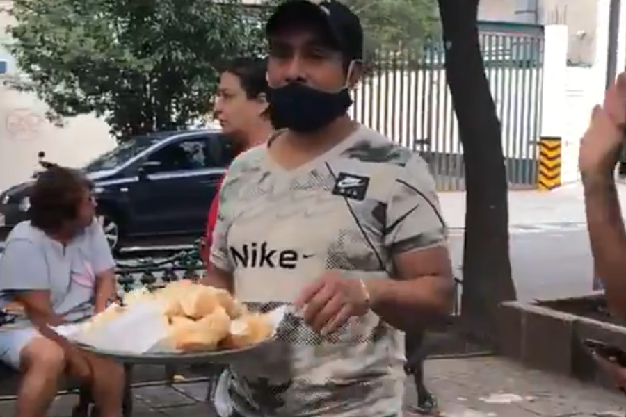 VIDEO || Transeúnte regala bolillos para el susto después del sismo