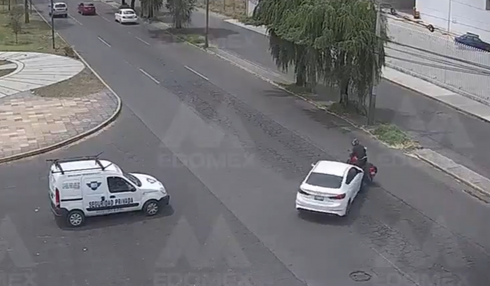 VIDEO || Auto embiste a motociclista en Metepec