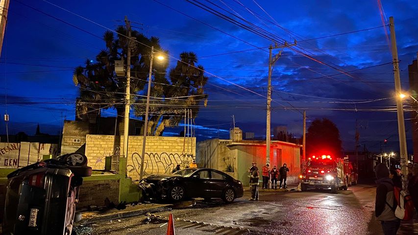 Volcadura de automóvil tras choque en delegación de Toluca3