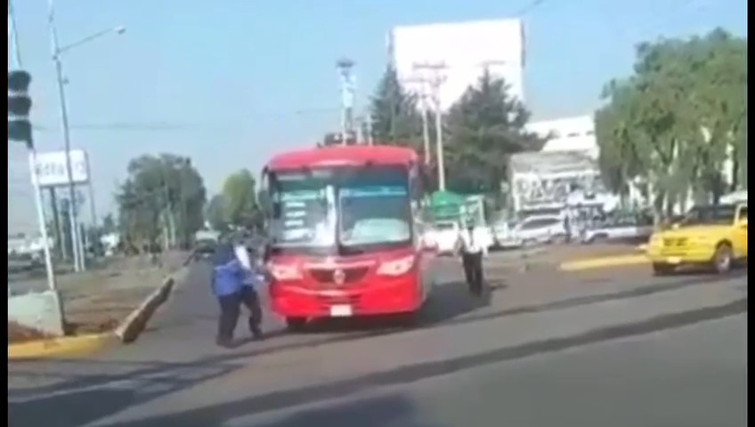 Camión acelera contra cadetes en Toluca