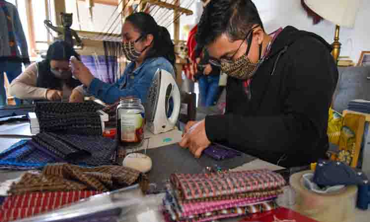 Crean cubrebocas de rebozo artesanos mexiquenses para protegerte del coronavirus