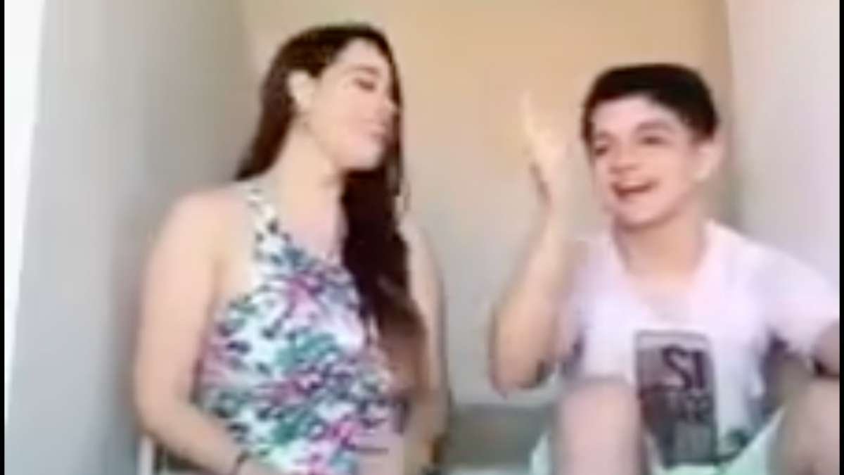 Mujer besa a menor de edad para video de TikTok y se vuelve viral