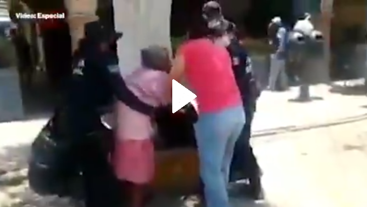 (Video) Policías forcejean e intentan detener a anciana por no usar cubrebocas